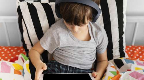 medium-shot-child-wearing-headphones